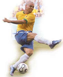 un tir  puissant  de ronaldo